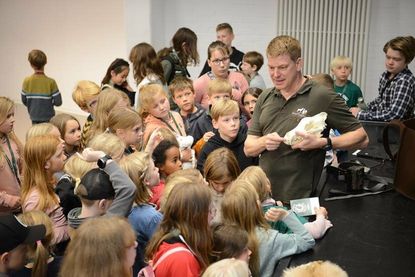 Kinderuni hautnah: Frank Faß hatte ein echtes Wolfsfell und einen Schädel dabei, den die Kinder genaustens untersuchen durften.