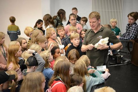 Kinderuni hautnah: Frank Faß hatte ein echtes Wolfsfell und einen Schädel dabei, den die Kinder genaustens untersuchen durften.