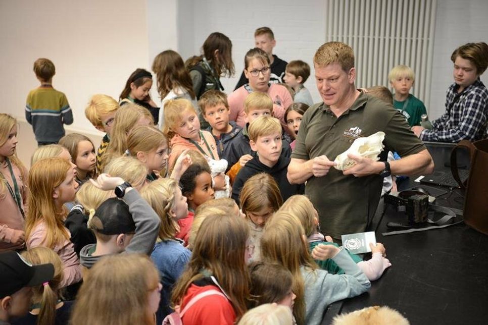 Kinderuni hautnah: Frank Faß hatte ein echtes Wolfsfell und einen Schädel dabei, den die Kinder genaustens untersuchen durften.