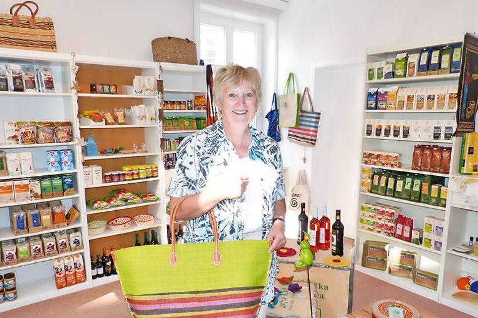 Sigrid Ahlfs zeigt, dass man mit fair gehandelten Waren wie diesem Shoppen Trends setzen kann.