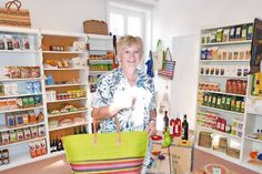 Sigrid Ahlfs zeigt, dass man mit fair gehandelten Waren wie diesem Shoppen Trends setzen kann.