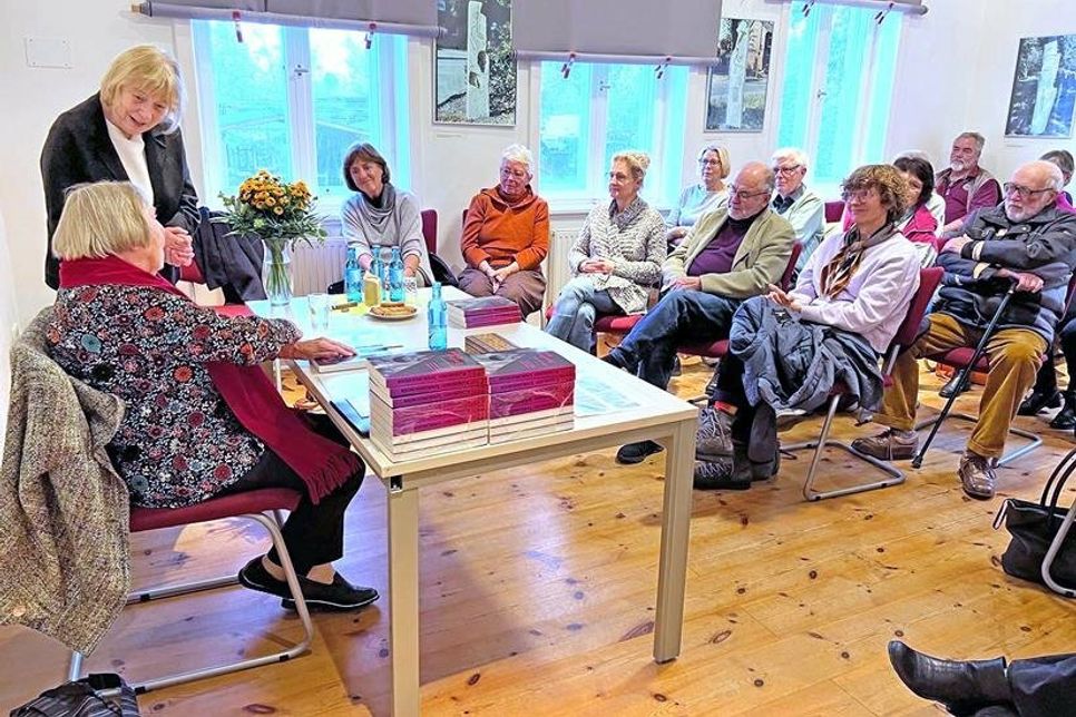 Beim Sonntagsgespräch war das Publikum in der Gedenkstätte Ahrensbök bewegt von der Lesung.