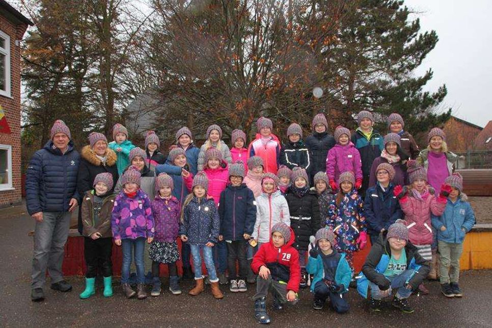 Ein Teil der Gruber Grundschüler mit Lehrkräften, Sponsoren und den neuen Mützen auf dem Kopf.