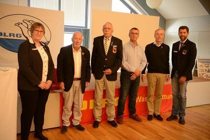 Die geehrten für 50-, 60- und 65-jährige Mitgliedschaft zusammen mit 1. Vorsitzender Regina Block (lks.) und dem Kreisbeauftragten Sven Schönke (re.): Sönke Sela (65 Jahre), Jochen Block (50 Jahre), Michael Slawski (50 Jahre) und Klaus Diedrichsen (60 Jahre).