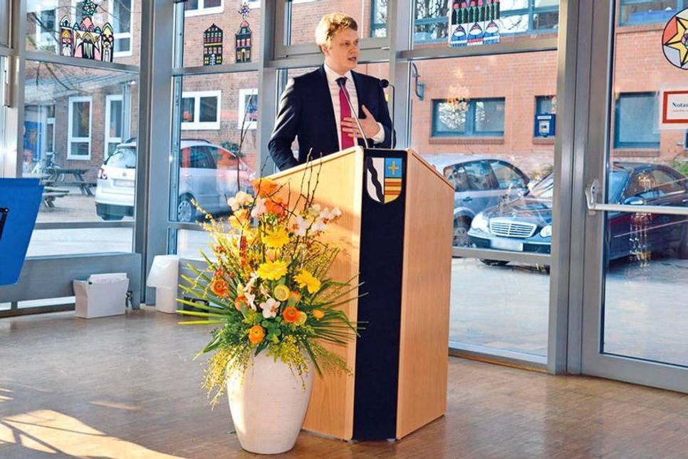 Vor zahlreichen Gästen hielt Bad Schwertaus Bürgermeister Uwe Brinkmann seine rund halbstündige Neujahrsrede. (Foto: Persson)