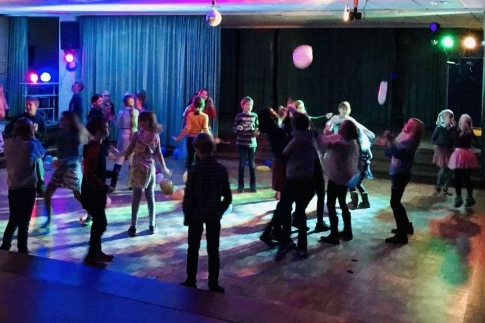 Der Raum bot mit Discolicht, Discokugel, Schwarzlicht und Luftballons eine tolle Partyatmosphäre.
