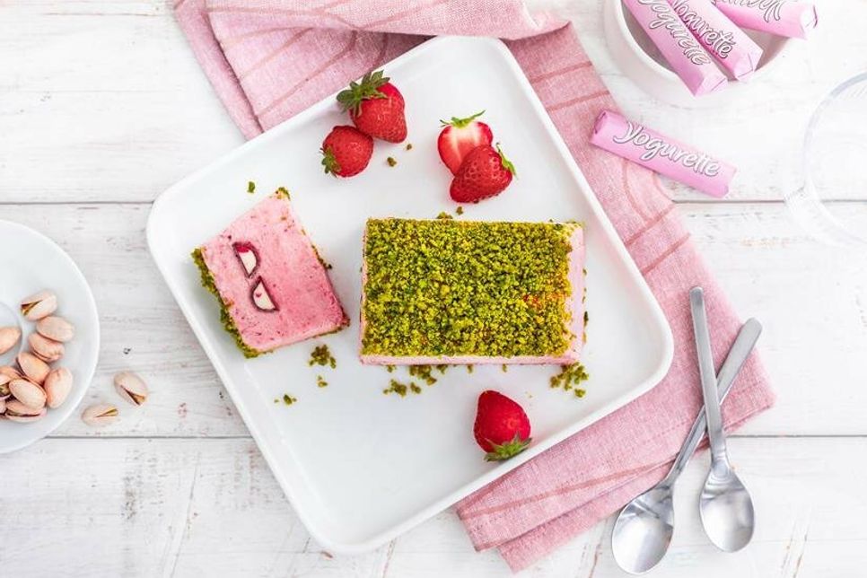 In nur 25 Minuten ist das Erdbeerparfait zubereitet. Danach kommt es für sechs Stunden ins Gefrierfach. (Foto: djd/Ferrero/Yogurette)