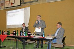 Bürgermeister Rainer Holtz leitete die Versammlung und stellte sich zusammen mit den Experten und Ingenieuren den Fragen der Einwohner.