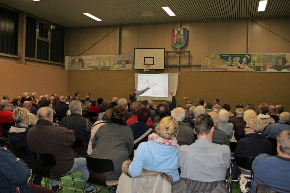 Die Mehrzweckhalle in Merkendorf war wegen des großen Interesses der Bürger sehr gut gefüllt.