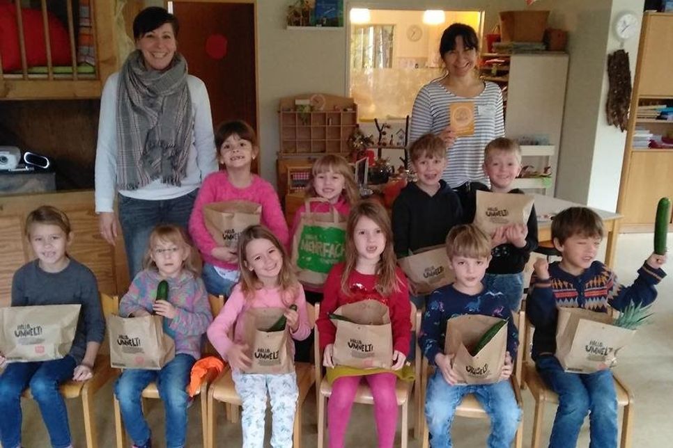 Gruppenleiterin Martina Pingel (lks.) mit den Kindern der Sternchengruppe und der Projektleiterin.
