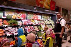 Die 12 Vorschulkinder von der Evangelischen Kindertagesstätte „Jona“ bekamen das Obst und Gemüse durch Filialleiter Torsten Preuß überreicht.