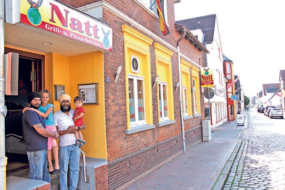 Inhaber Gurjinder Singh (re.) mit seinen Kindern und seinem Bruder (lks.).