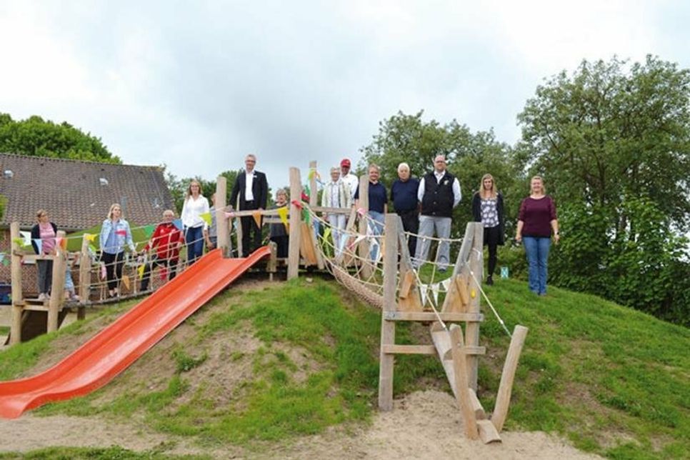 Elternvertreter, Sponsoren, und Bürgermeisterin Christin Voß auf dem neuen Spielgerät.
