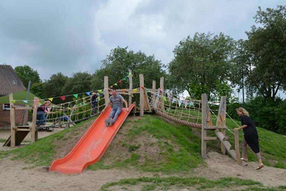 Einweihung der Rutsche durch die Erwachsenen