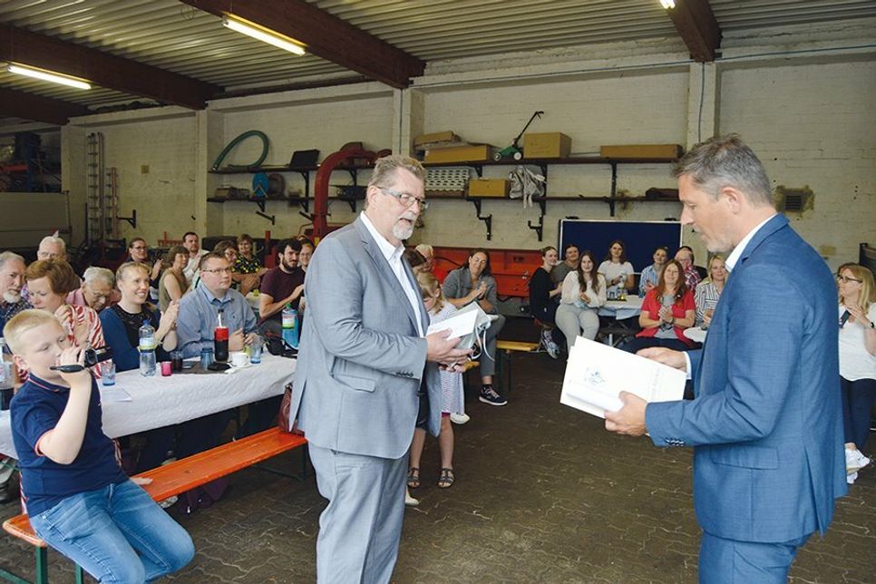 Ratekaus Verwaltungschef überreicht die Verabschiedungsurkunde an Hans-Jürgen Krause.