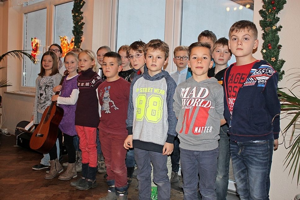 Schüler der 3. Klasse der Steinkampschule sangen Weihnachtslieder unter der Leitung von Anette Auhagen. Am Klavier unterstützt von Christa Duncker.