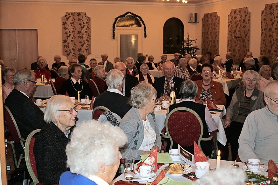 Die Ostpreußengruppe Neustadt mit Gästen beim gemütlichen Adventsnachmittag.