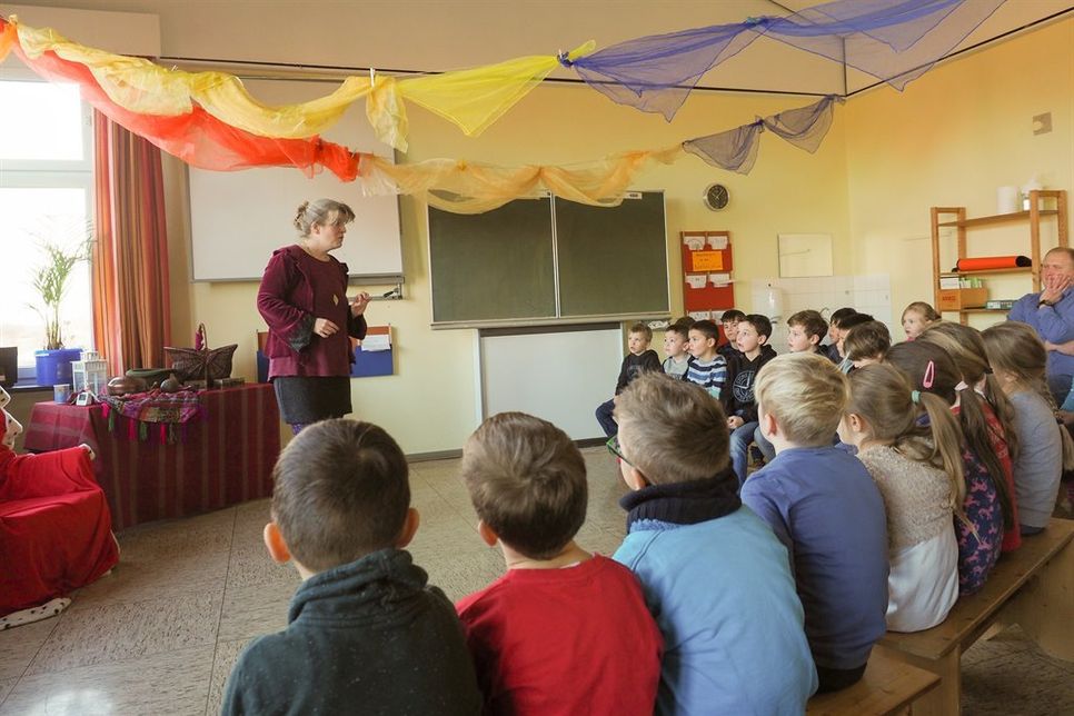 Märchenerzählerin Amely Gräfin Platen alias „Amalind“ nahm die Kinder mit auf eine Reise in die Anderswelt.