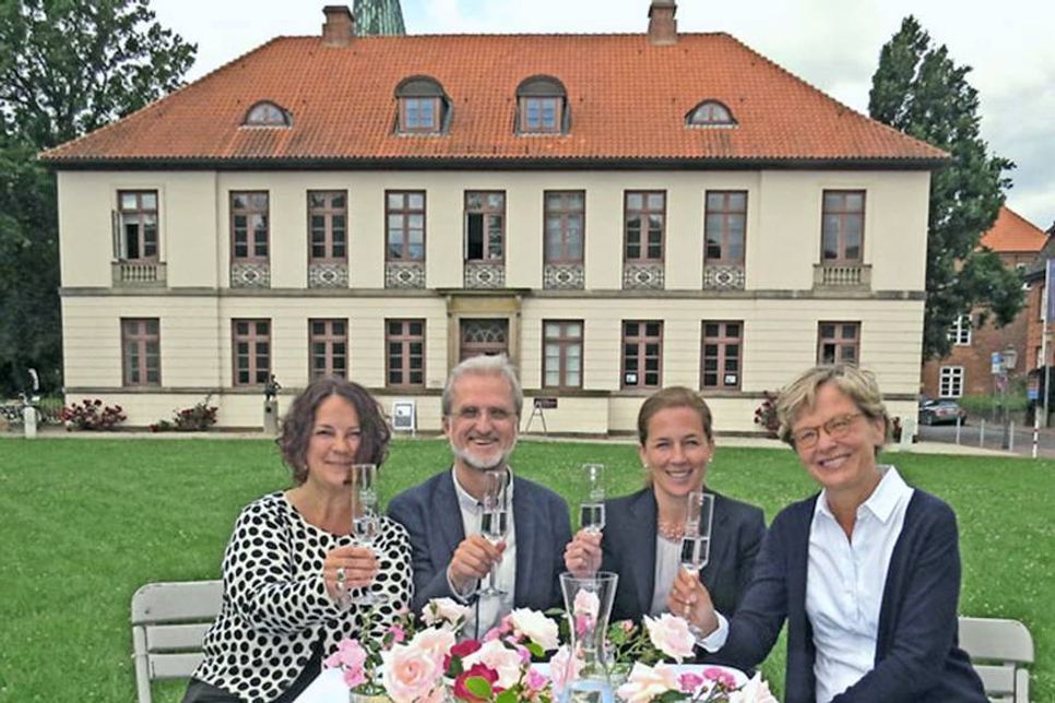 Schlossplatz-Nachbarn, die einen Festtag lang gemeinsam mit den Eutinern und Einwohnern der Umgebung feiern  wollen: Beate Sieweke (Kreisbibliothek), Dr. Frank Baudach (Landesbibliothek), Dr. Julia Hümme (Ostholstein-Museum) und Brigitta Herrmann (Stiftung Schloss Eutin) in freudiger Erwartung ihres ersten Schlossplatz-Festes.
