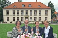 Schlossplatz-Nachbarn, die einen Festtag lang gemeinsam mit den Eutinern und Einwohnern der Umgebung feiern  wollen: Beate Sieweke (Kreisbibliothek), Dr. Frank Baudach (Landesbibliothek), Dr. Julia Hümme (Ostholstein-Museum) und Brigitta Herrmann (Stiftung Schloss Eutin) in freudiger Erwartung ihres ersten Schlossplatz-Festes.