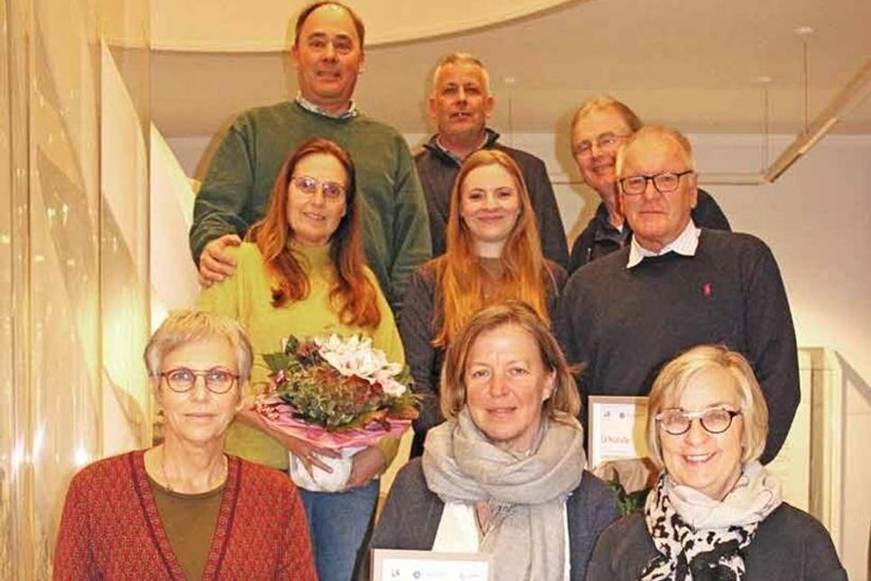 Über Urkunden und Preise freuten sich zur Feierstunde Sabine Bockwoldt (Team BSO Radler), Stefanie Both (Team BSO Radler), Christiane Max-Westerhaus (Team BSO Radler), Bodo Buhrmann (Team Tax Driver), Silvia Höhl (Team Allmess) und Thomas Höhl (Team Allmess). Mit auf dem Bild, das am 17. November im Rathaus entstand sind Cora Brockmann (Stadtmarketing), Jörg Saba (Bürgermeister) und Jörg Wehrend (Leiter des Arbeitskreises Stadtarchiv) zu sehen, die eine schöne Preisverleihung im Sitzungssaal durchgeführt haben.