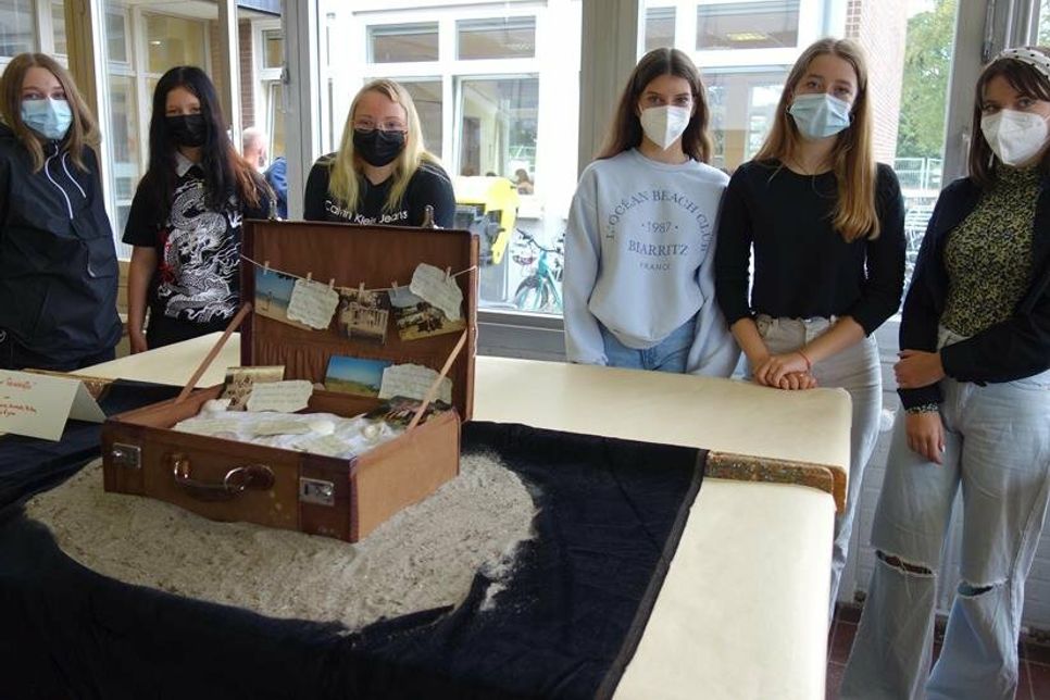 Die gesammelten Fundstücke, Fotos und Skizzen stellten die Jugendlichen in Installationen oder Collagen zusammen.