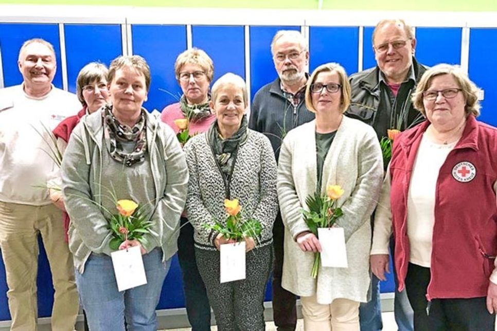 (v. l.) Ralf Engel vom Team des DRK-Blutspendedienstes, Waltraud Schabel, Silke Kruse, Jutta Weiß, Gretel Klein, Dr. Jürgen Bernien, Bianca Wohlert, Otto Ruser, Frauke Mohncke (nicht auf dem Bild: Christiane Sörensen und Peter Wahl).