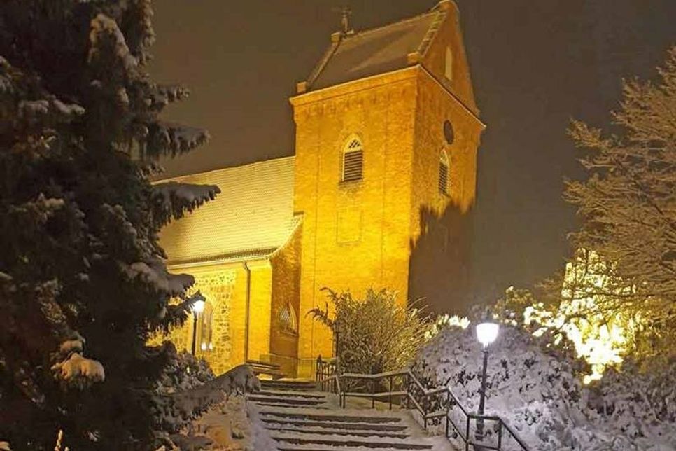 Die eingeschneite Marienkirche bot den winter-weihnachtlichen Rahmen.