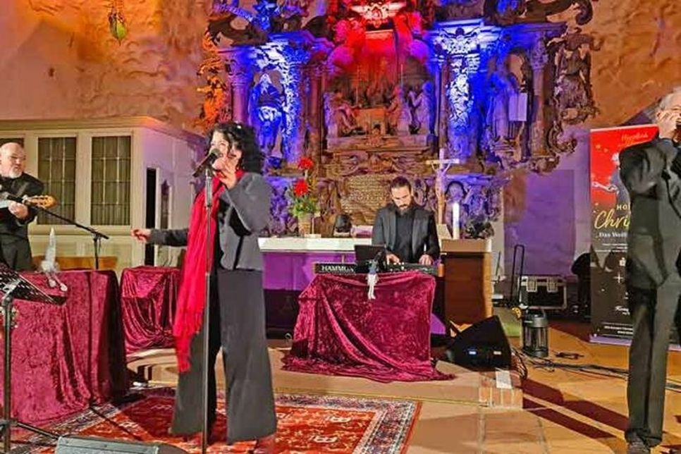 Stimmungsvolle Musik der Marke „Home for Christmas“ mit Georg Schroeter (Piano, Gitarre & Gesang), Marc Breitfelder (Mundharmonika), MayaMo (Gesang) und Markus Schröder (Keyboard).