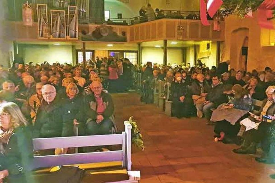 Bis auf den Mittelgang „full house“ in der Marienkirche.