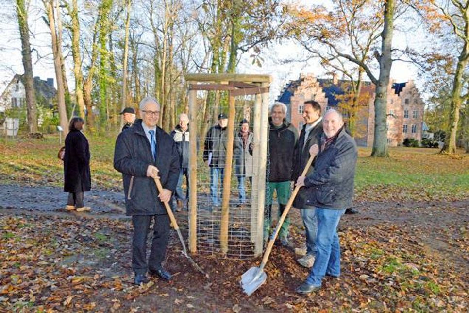 Horst Tuchtenhagen, Leiter der Filiale Wellingdorf und der Vorsitzende des Fördervereins Schloss Hagen Karl Heinz Fahrenkrog setzten im Schlosspark den symbolischen Spatenstich.