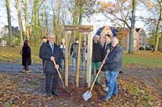 Horst Tuchtenhagen, Leiter der Filiale Wellingdorf und der Vorsitzende des Fördervereins Schloss Hagen Karl Heinz Fahrenkrog setzten im Schlosspark den symbolischen Spatenstich.