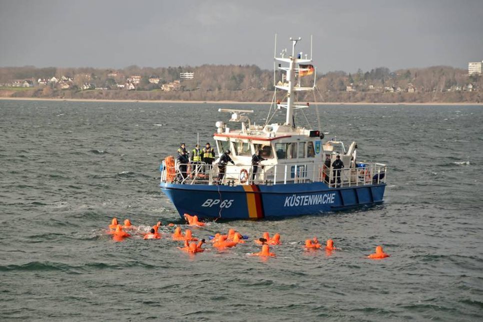 Vorbereitung auf den Einsatz: 20 Menschen müssen bei einem Training der Bundespolizei See aus dem Wasser in der Neustädter Bucht gerettet werden. (Fotos: Bundespolizei)