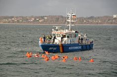 Vorbereitung auf den Einsatz: 20 Menschen müssen bei einem Training der Bundespolizei See aus dem Wasser in der Neustädter Bucht gerettet werden. (Fotos: Bundespolizei)