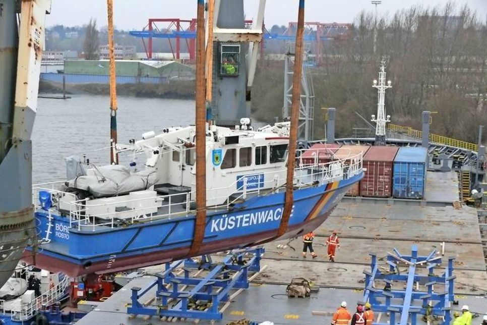 Verladung des Kontroll- und Streifenbootes „Börde“ an Bord eines Frachtschiffes in Hamburg für den Einsatz in Griechenland.