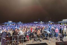 Jung und alt feierten mit mehreren tausend Besuchern zusammen den Jahreswechsel bei „Silvester on the Beach“ in Timmendorfer Strand.