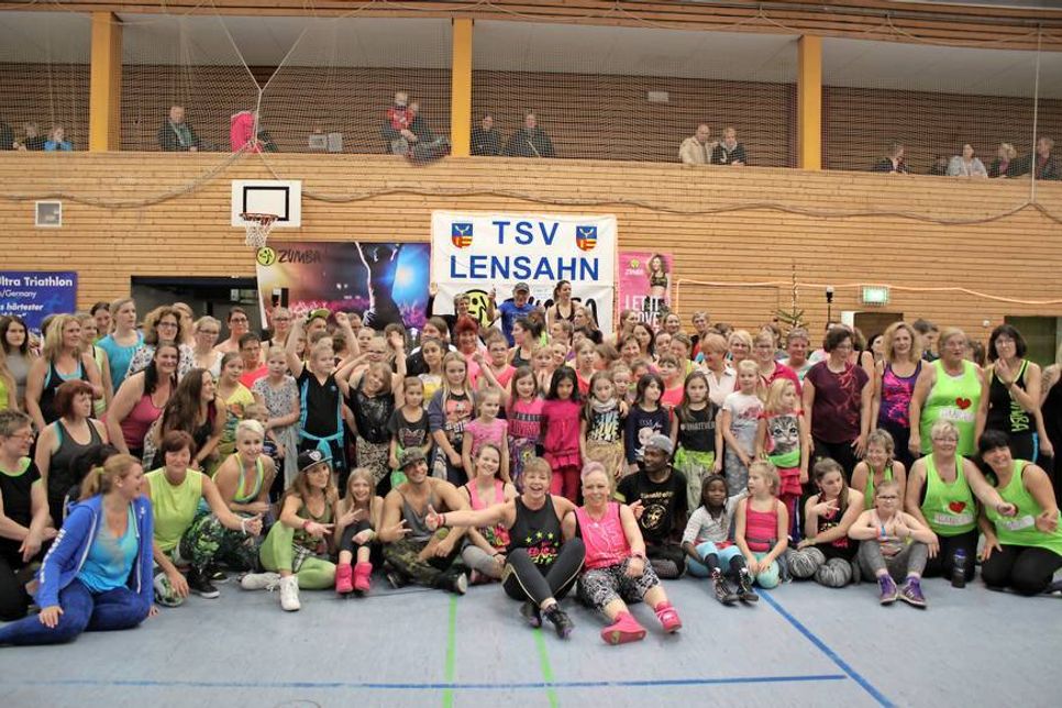 Rund 120 Zumba-Sportler feierten eine riesige Party in der Lensahner Großsporthalle.