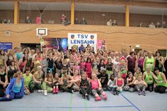 Rund 120 Zumba-Sportler feierten eine riesige Party in der Lensahner Großsporthalle.