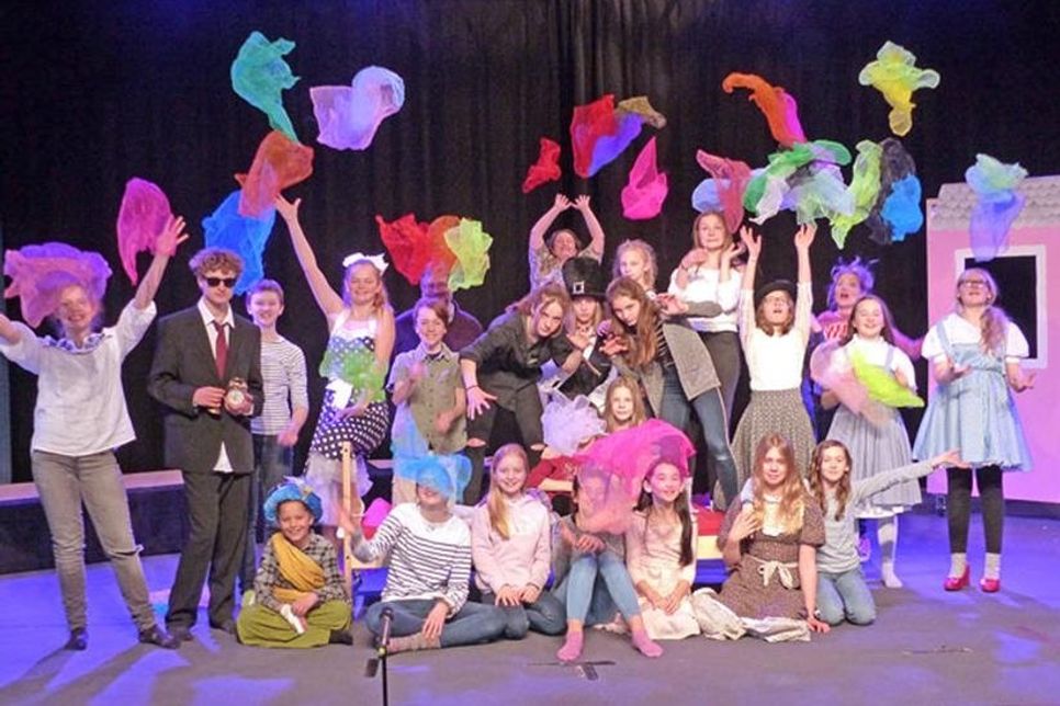 Die MUSI-AG der Voß-Schule lädt am kommenden Freitag und Samstag zu ihrem Musical „Lizar und die Fabulanten“ aus der Feder von Thomas Goralczyk in die Aula ihrer Schule ein. Auf das geneigte Publikum wartet ein märchenhafter Musical-Spaß mit Dorothy, Oliver Twist, Peter Pan und Wendy, dem fiesen Fagin und dem kleinen Muck.