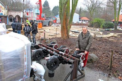 Hier stand bis vor zwei Jahren das historische Riesenrad „Die russische Schaukel“. Jetzt wird die Kinderachterbahn „Der kleine Zar“ aufgebaut.