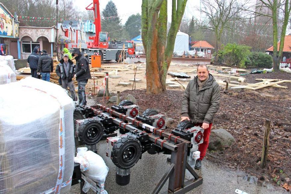 Hier stand bis vor zwei Jahren das historische Riesenrad „Die russische Schaukel“. Jetzt wird die Kinderachterbahn „Der kleine Zar“ aufgebaut.