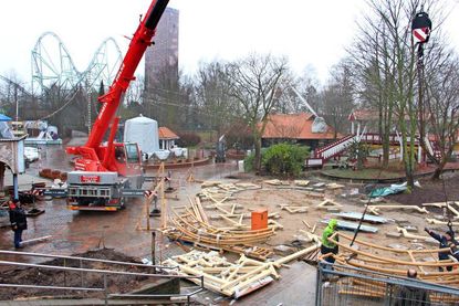 Hier stand bis vor zwei Jahren das historische Riesenrad „Die russische Schaukel“. Jetzt wird die Kinderachterbahn „Der kleine Zar“ aufgebaut.