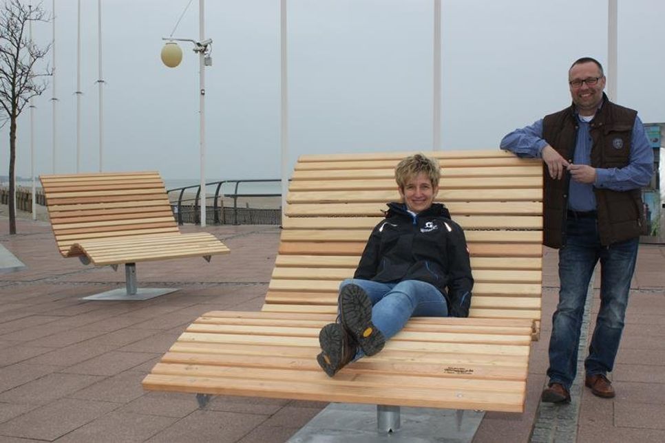 Platz für eine, zwei oder gar drei Personen. Tourismusleiterin Ulrike Dallmann und Bürgermeister Harald Behrens stellten die neuen Liegen vor.