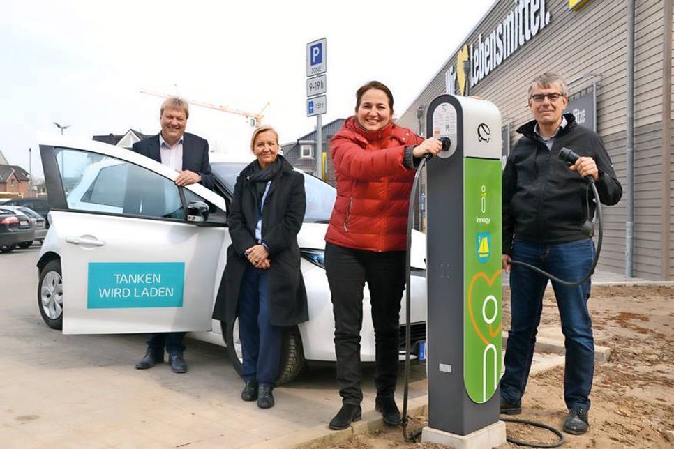 Bürgermeisterin Hatice Kara hat gemeinsam mit innogy-Kommunalbetreuer Dietmar Schindowski (rechts), Dr. Silke Berger, Leiterin für Produkte Kommunen bei der innogy (2.v.li.), und Martin Scheel vom Hauptamt der Gemeinde Timmendorfer Strand die neuen Stromtankstellen in Niendorf/Ostsee offiziell in Betrieb genommen. (Foto: René Kleinschmidt)