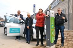 Bürgermeisterin Hatice Kara hat gemeinsam mit innogy-Kommunalbetreuer Dietmar Schindowski (rechts), Dr. Silke Berger, Leiterin für Produkte Kommunen bei der innogy (2.v.li.), und Martin Scheel vom Hauptamt der Gemeinde Timmendorfer Strand die neuen Stromtankstellen in Niendorf/Ostsee offiziell in Betrieb genommen. (Foto: René Kleinschmidt)