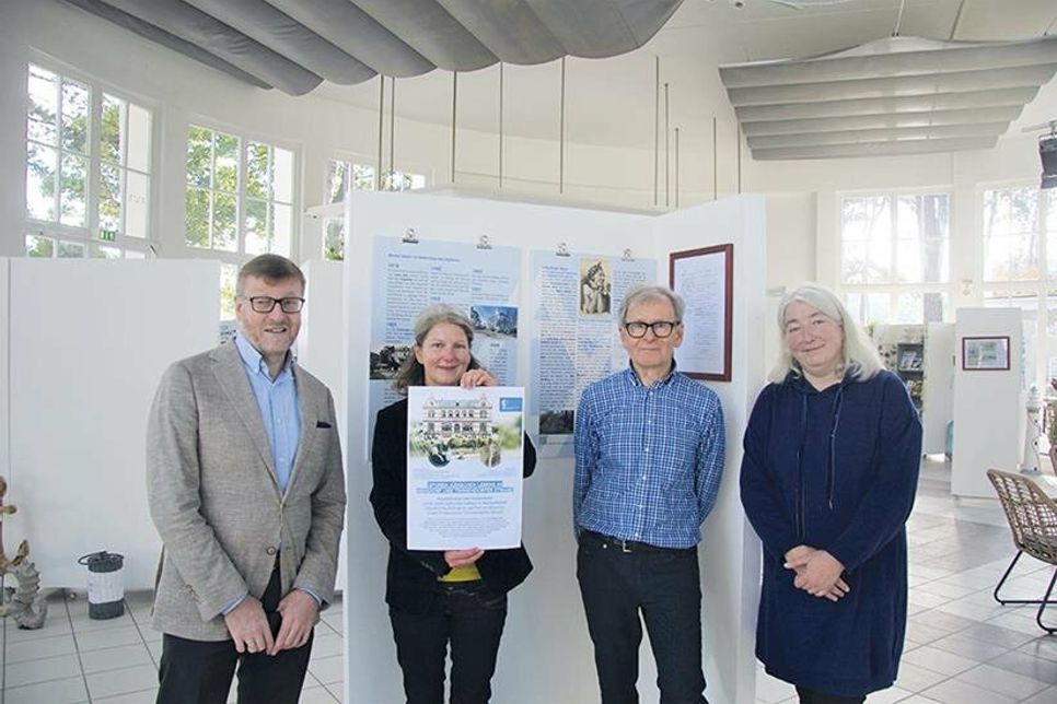 Am 28. September fand die Eröffnung der Ausstellung „Jüdisches Leben“ mit Bürgermeister Sven Partheil-Böhnke (von links), Melanie Zühlke, Helmut Schwarz und Stephanie Scheel in der Trinkkurhalle in Timmendorfer Strand statt.