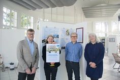 Am 28. September fand die Eröffnung der Ausstellung „Jüdisches Leben“ mit Bürgermeister Sven Partheil-Böhnke (von links), Melanie Zühlke, Helmut Schwarz und Stephanie Scheel in der Trinkkurhalle in Timmendorfer Strand statt.