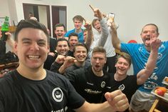 Der Klassenerhalt wurde nach der Partie ausgiebig in der Kabine gefeiert.