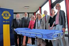 Präsident Lorenz Kock, Stefan Frahm, Dörte Rehmert, Birte Mau und Dr. Gerhard Wiebe vom LC Oldenburg sowie Kinderärztin Dr. Gundula Maasberg-Metzker und Stationsleiterin Sigrid Schmidt vom Kinderzentrum (v. lks.).