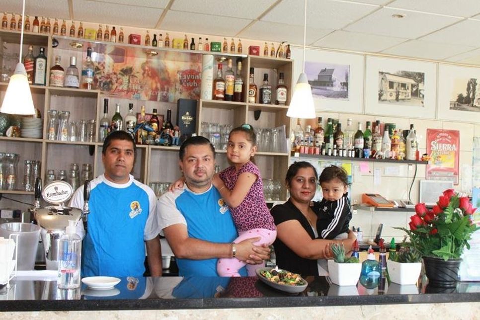 Inhaber Nanak Singh (2. v. lks.) und seine Familie bringen kubanisches Lebensgefühl nach Neustadt.